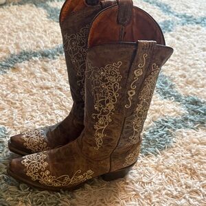 Soto Brown Embroidered Cowgirl Boots 🤠